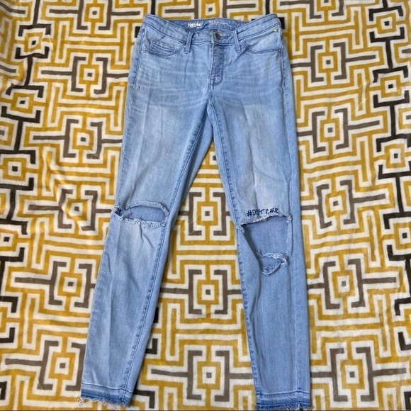 Mossimo Light Wash Distressed Jeans Womens 4 Frayed Hem Blue Denim Casual - Picture 1 of 11